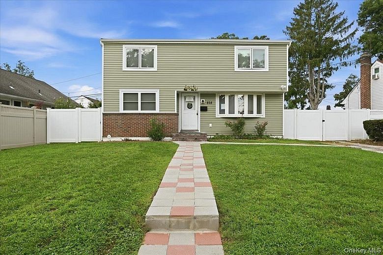 828 Bruce Drive