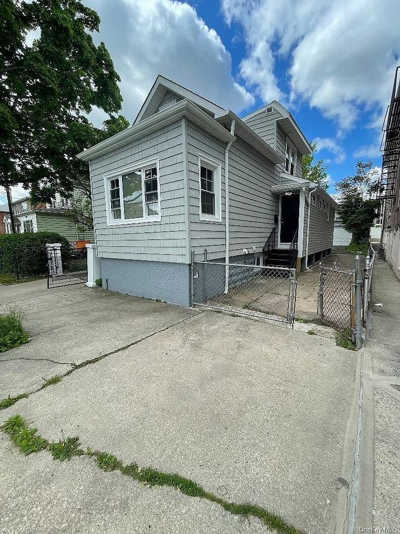 839 Clarence Avenue