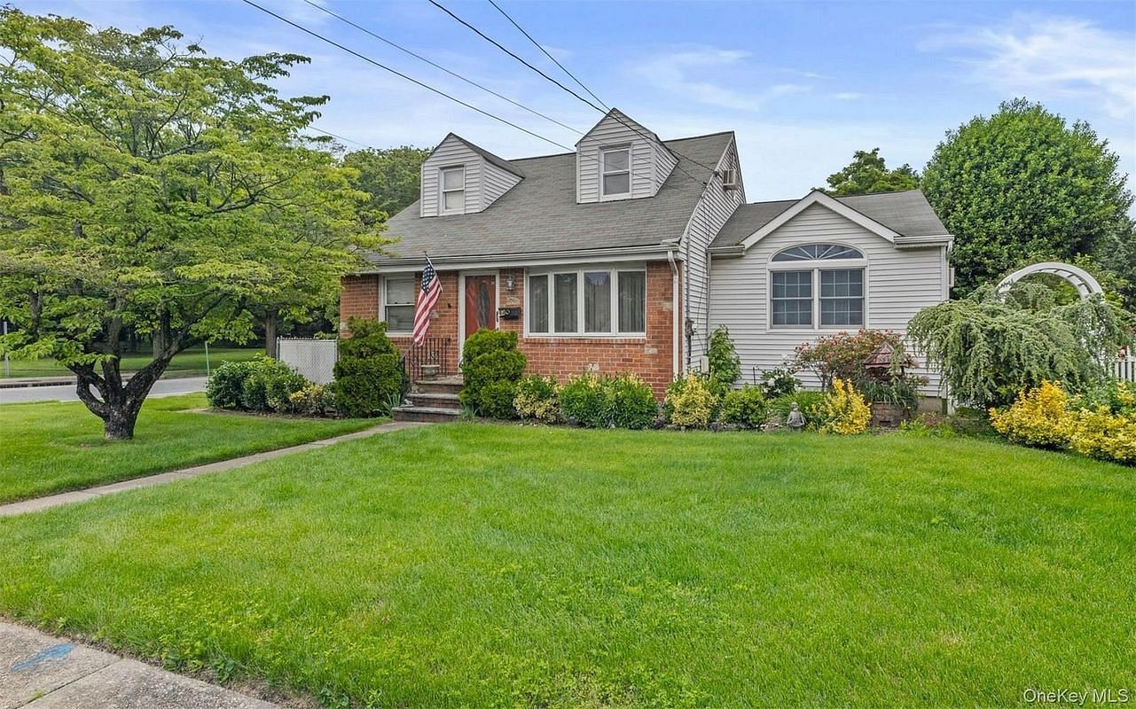 Image 1 of 17 for 84 Charles Street in Long Island, North Hempstead, NY, 11501