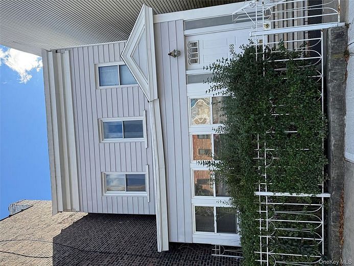 868 Morris Park Avenue