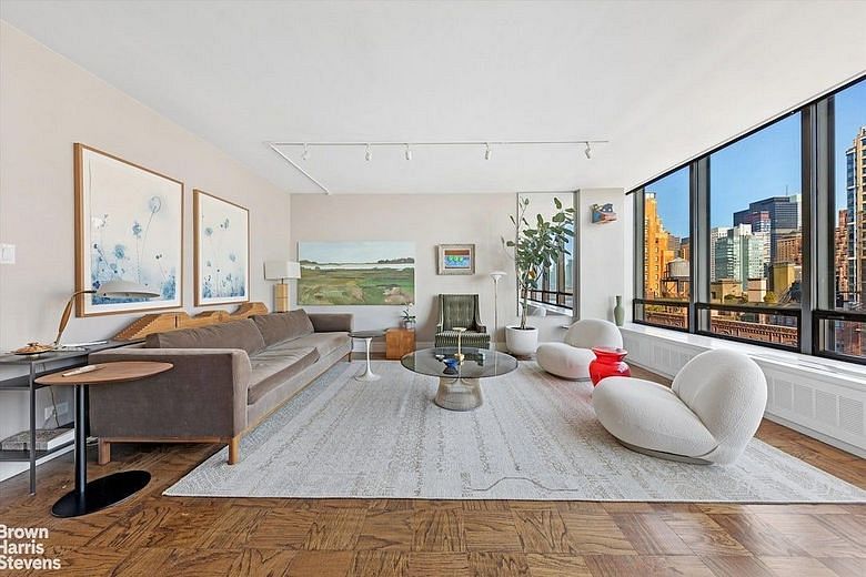 870 United Nations Plaza #16D