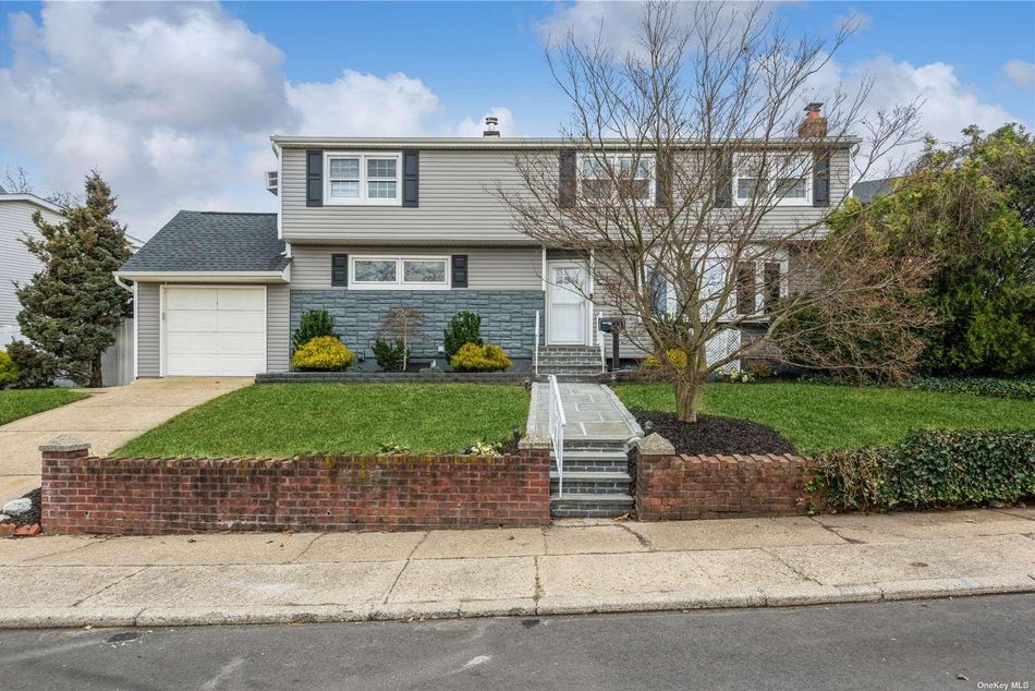 Image 1 of 20 for 888 Plum Tree Road in Long Island, Westbury, NY, 11590