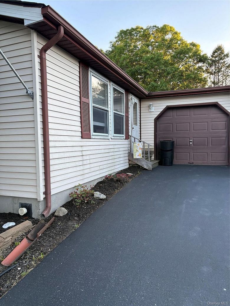 89 Village Circle W