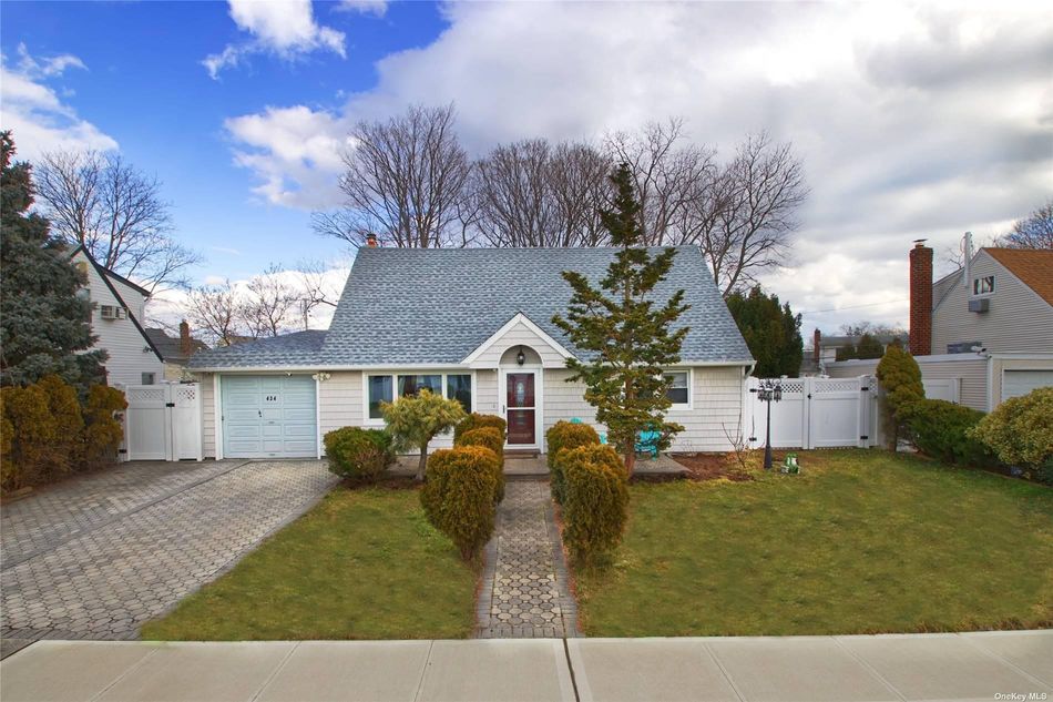 Image 1 of 15 for 434 Cole Pl in Long Island, Bethpage, NY, 11714