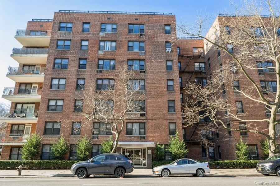 6495 Broadway #2T in Manhattan, Out Of Area Town, NY 10471