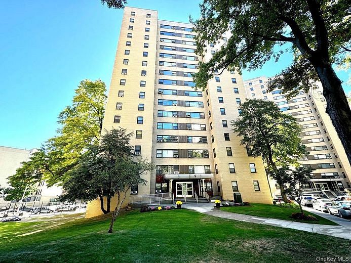 9 Fordham Hill Oval #1H