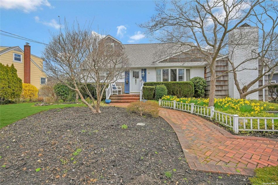 Image 1 of 33 for 9 Holmes Place in Long Island, Greenlawn, NY, 11740