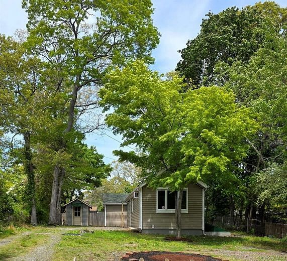 9 Laurelton Avenue