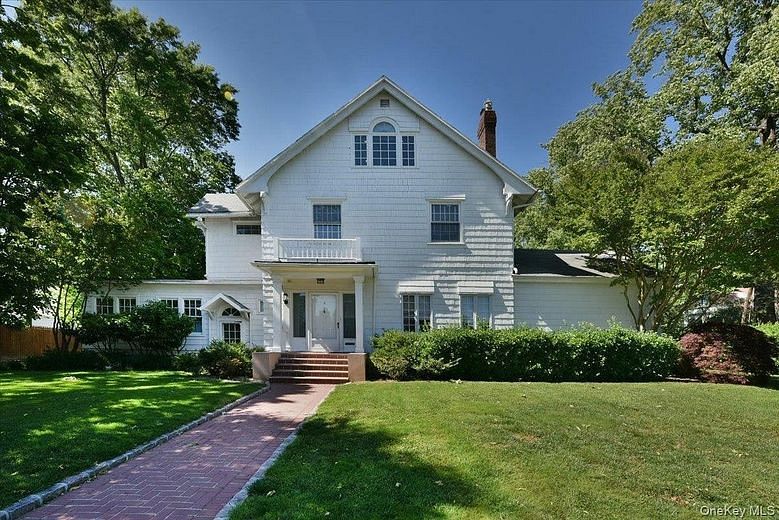9 Nassau Drive