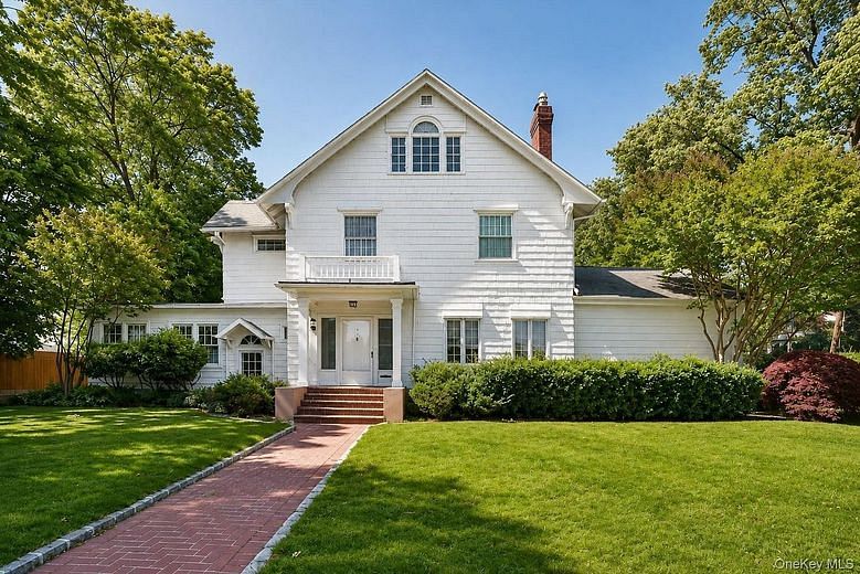 9 Nassau Drive