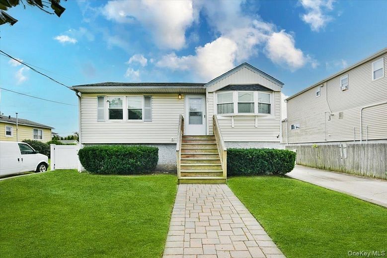 90 4th Avenue