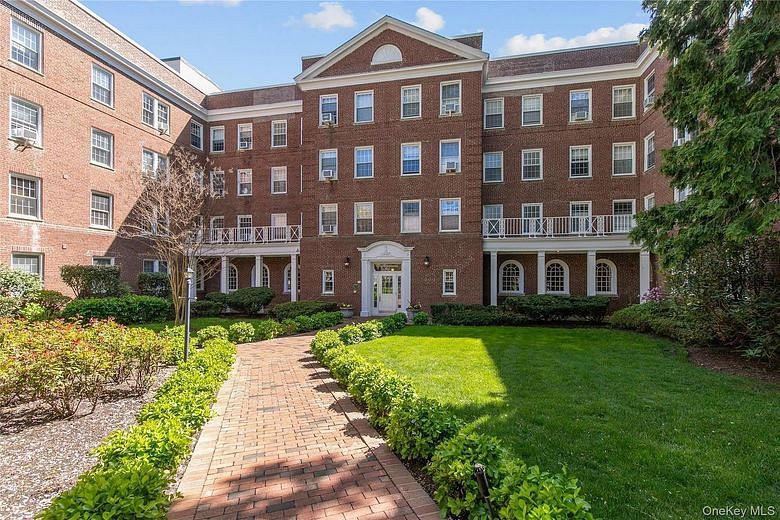 90 Knightsbridge Road #4J