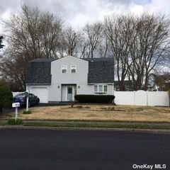 Image 1 of 13 for 90 Wexford Drive in Long Island, Oakdale, NY, 11769