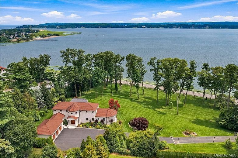 900 W Shore Road