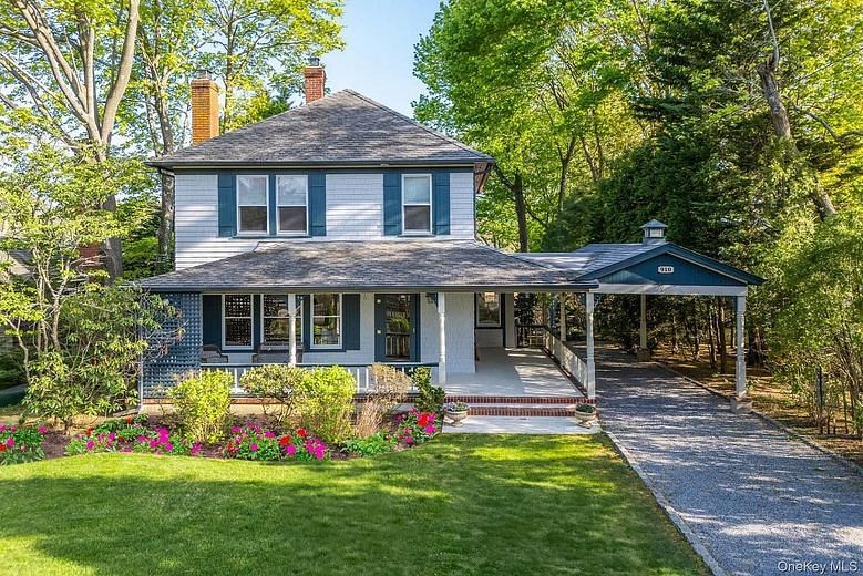 910 New Suffolk Avenue