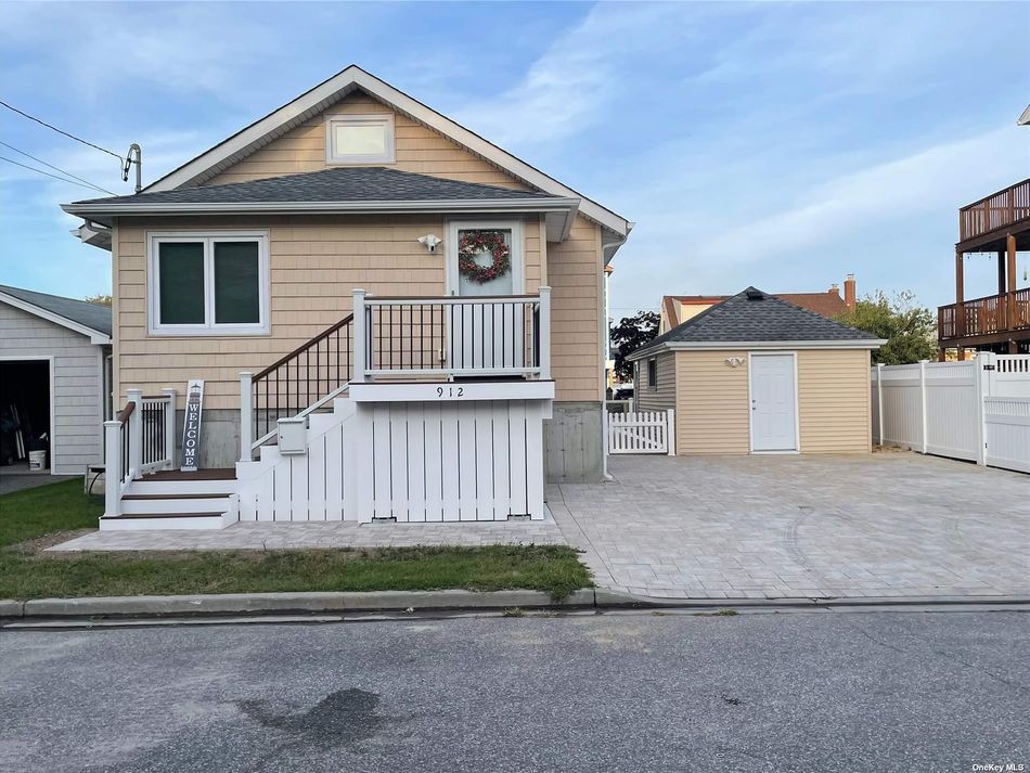 Image 1 of 27 for 912 S 6th Street in Long Island, Lindenhurst, NY, 11757