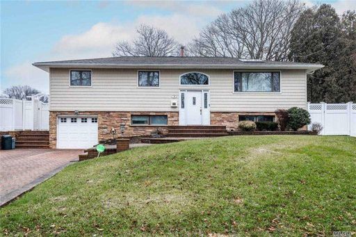 Image 1 of 24 for 16 Frostfield Place in Long Island, Melville, NY, 11747