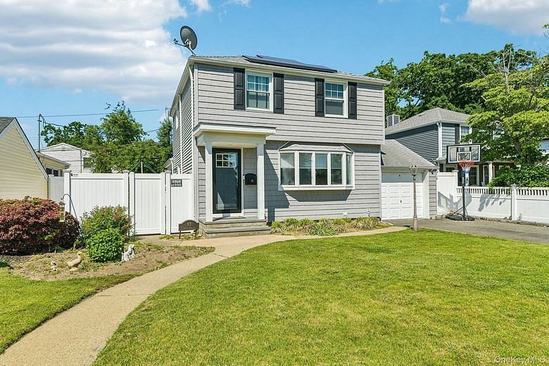 93 Crest Road W