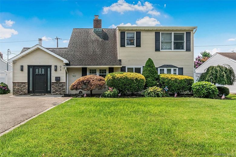 93 Duckpond Drive N