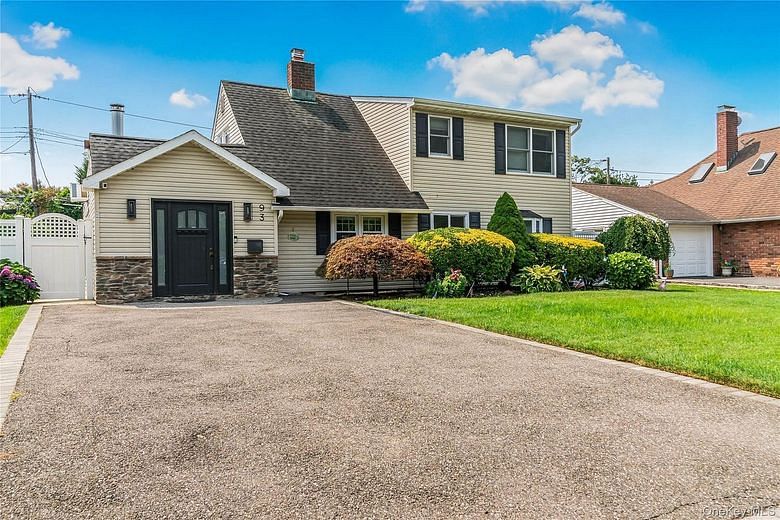 93 Duckpond Drive N