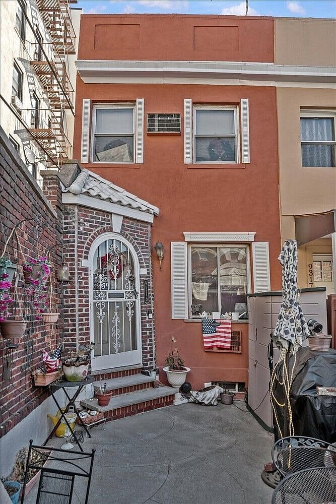 9315 Lafayette Walk
