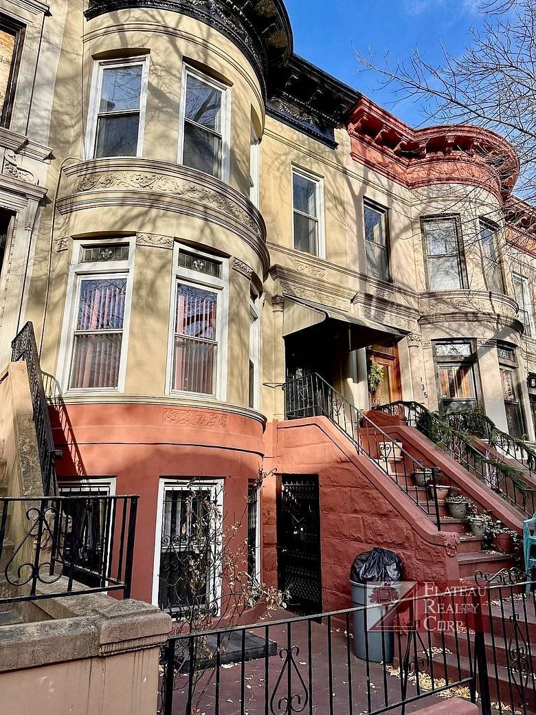 933 Lincoln Place