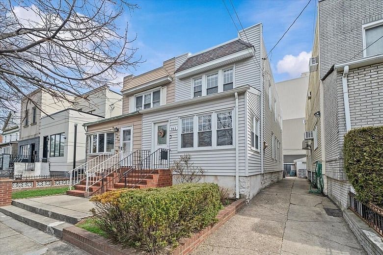 961 Dahill Road