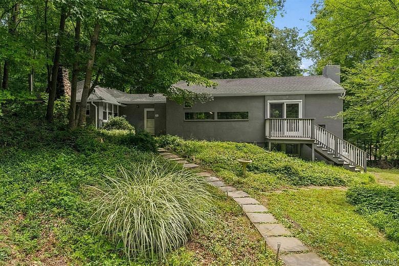 98 Mount Airy Road S