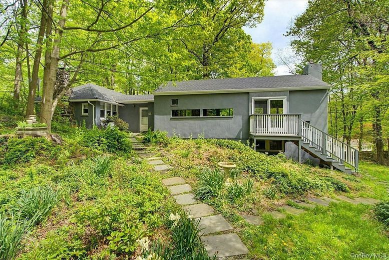 98 Mount Airy Road S
