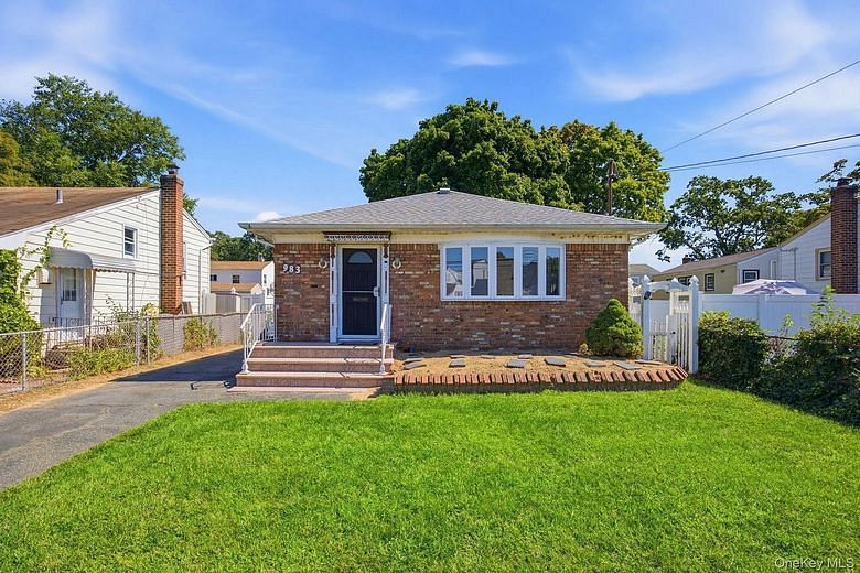 983 Cayuga Road