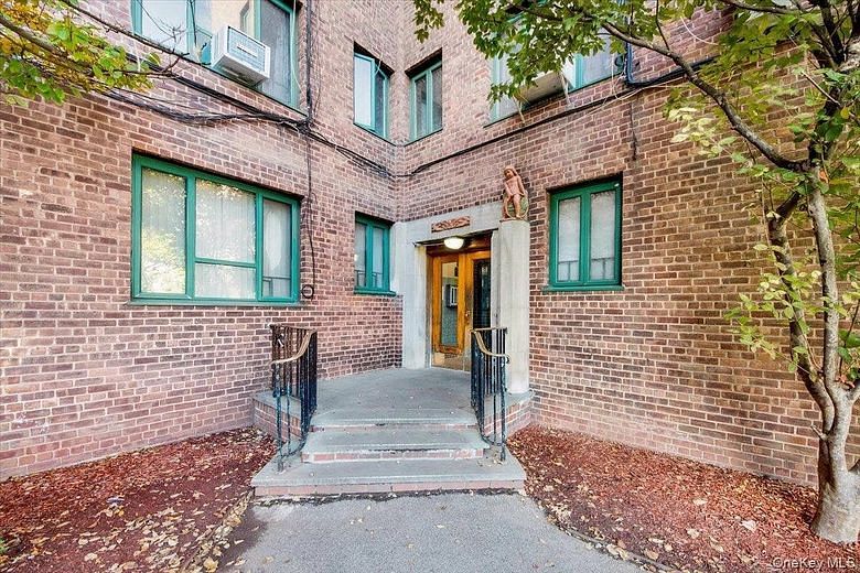 99 Metropolitan Oval #8F