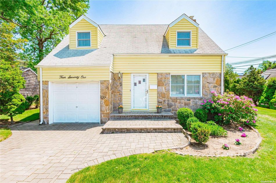 Image 1 of 21 for 471 N Grove Street in Long Island, Valley Stream, NY, 11580