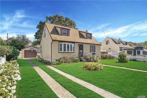 Image 1 of 30 for 11 Radcliff Lane in Long Island, Farmingdale, NY, 11735