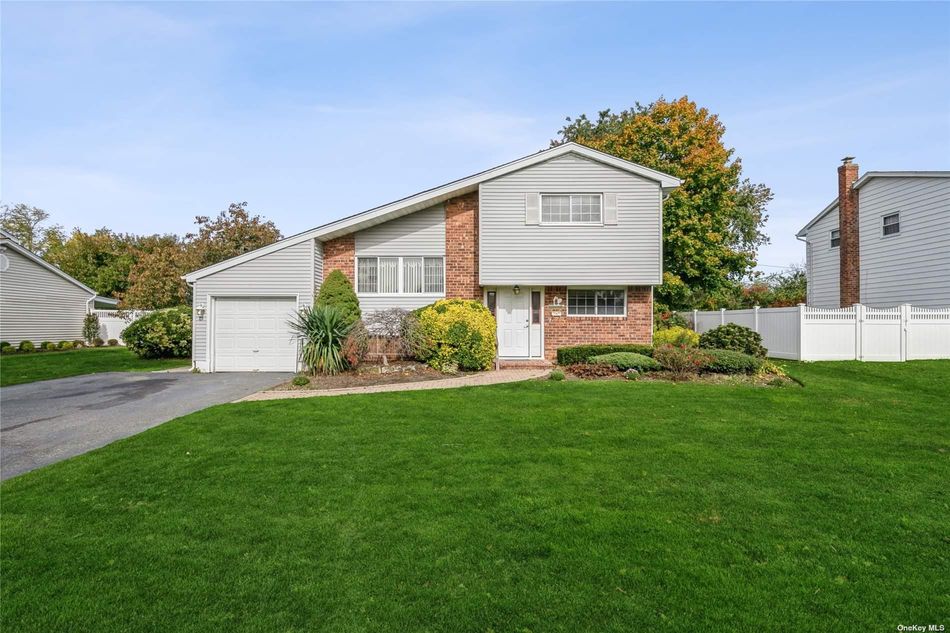 Image 1 of 30 for 7 Seneca Drive in Long Island, Commack, NY, 11725