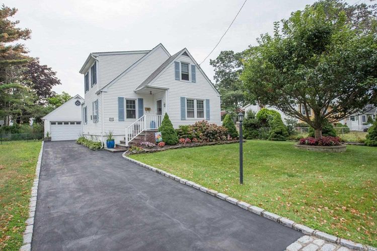 Image 1 of 31 for 324 Oak Neck Road in Long Island, West Islip, NY, 11795