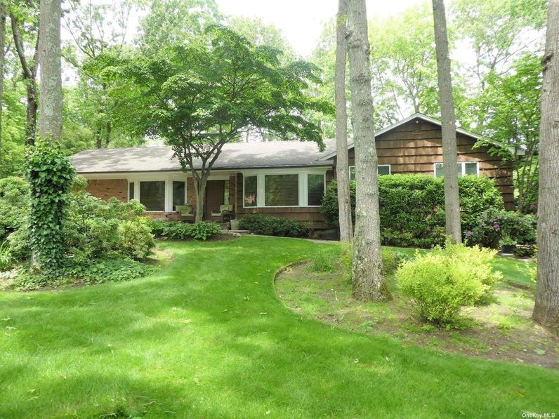 Image 1 of 21 for 4 Butternut Court in Long Island, Dix Hills, NY, 11746
