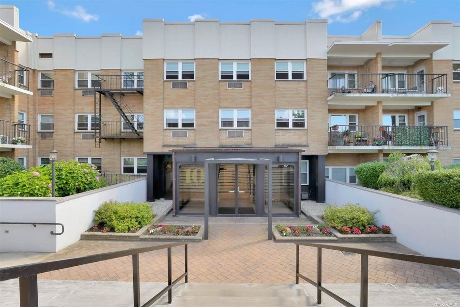 Image 1 of 11 for 10 Lenox Road #1L in Long Island, Rockville Centre, NY, 11570