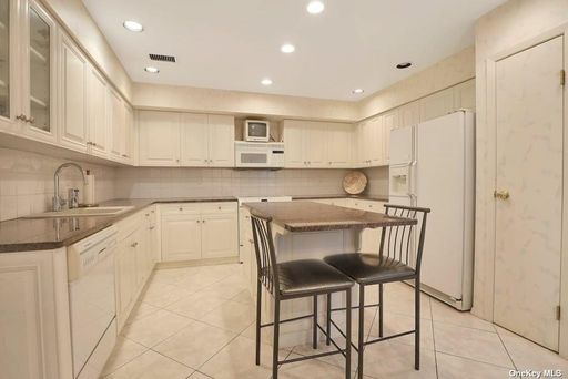 Image 1 of 32 for 157 Foxwood Drive #157 in Long Island, Jericho, NY, 11753