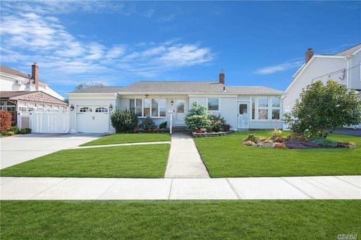 Image 1 of 20 for 208 Sullivan Ave in Long Island, Farmingdale, NY, 11735