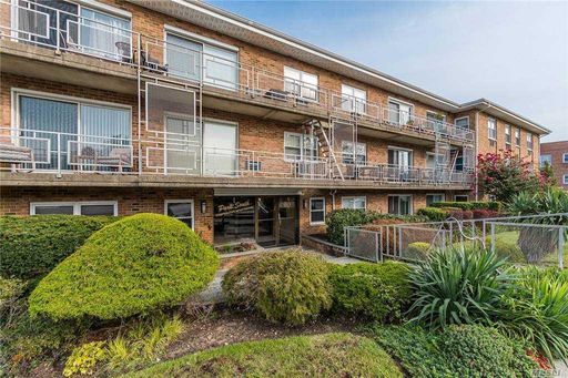 Image 1 of 16 for 90 S Park Avenue #A-2 in Long Island, Rockville Centre, NY, 11570