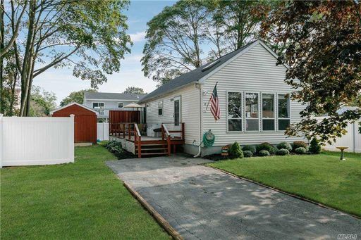 Image 1 of 15 for 8 Holbrook Street in Long Island, Bay Shore, NY, 11706
