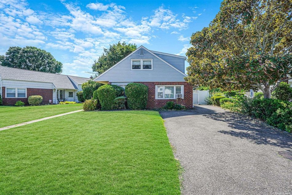 Image 1 of 28 for 9 Stephen Lane in Long Island, Hicksville, NY, 11801