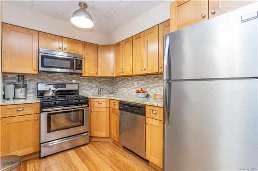 Image 1 of 21 for 687 Bronx River Road #2G in Westchester, Yonkers, NY, 10704