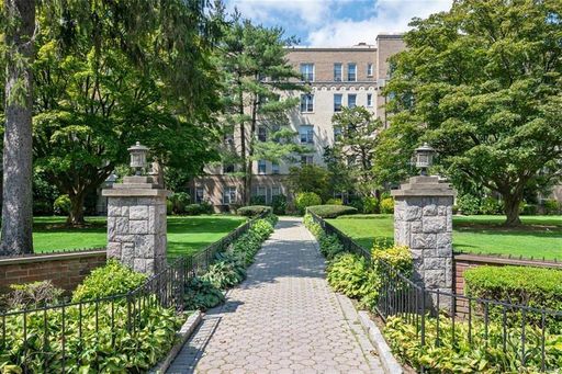 Image 1 of 33 for 472 Gramatan Avenue #3T in Westchester, Mount Vernon, NY, 10552
