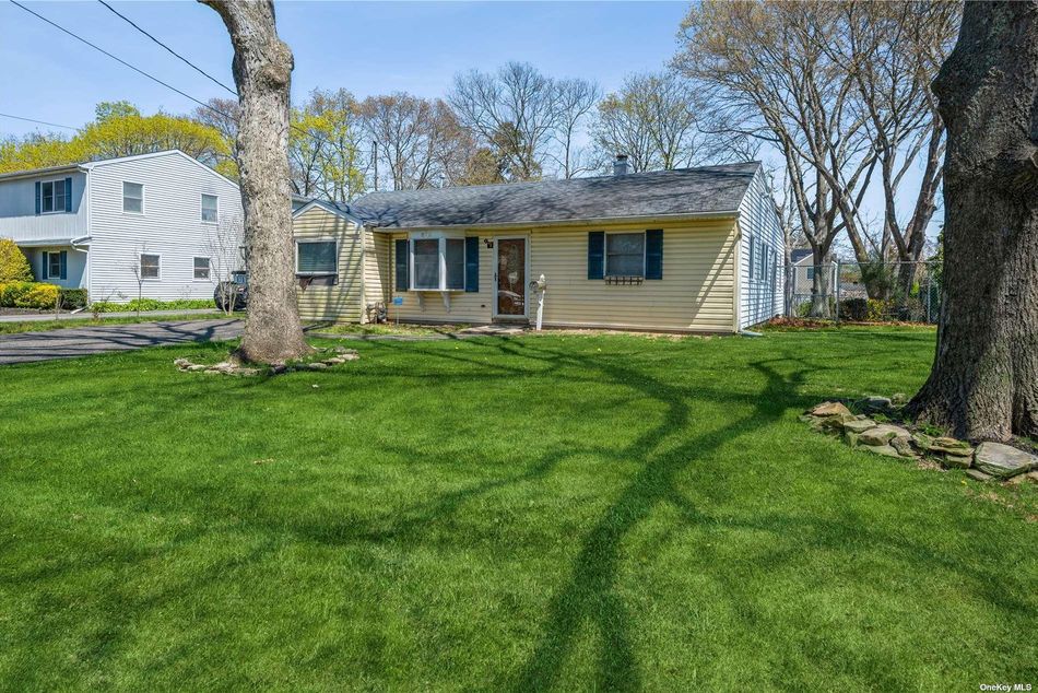 Image 1 of 21 for 870 Ocean Avenue in Long Island, West Islip, NY, 11795
