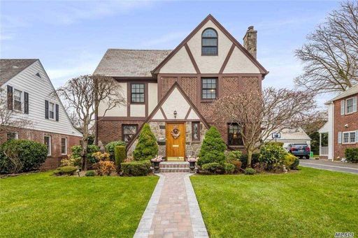 Image 1 of 28 for 121 Tullamore Rd in Long Island, Garden City, NY, 11530