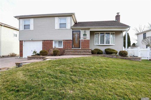 Image 1 of 31 for 131 Colony Ln in Long Island, Syosset, NY, 11791