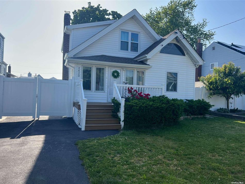 Image 1 of 12 for 2420 Babylon Street in Long Island, Wantagh, NY, 11793