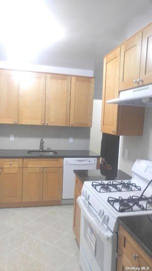 Image 1 of 6 for 89-15 Parsons Boulevard #9G-W in Queens, Jamaica Hills, NY, 11432