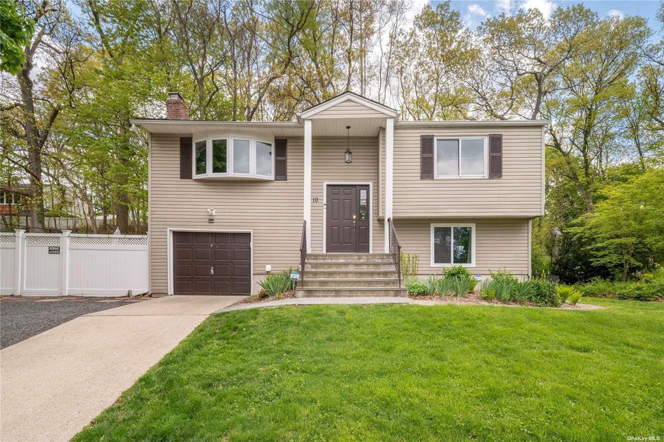 Image 1 of 22 for 10 Crest Hill Ct in Long Island, Huntington Sta, NY, 11746